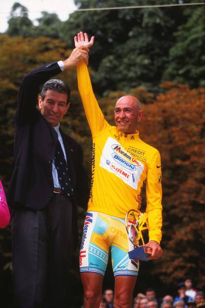 Tour de France 1998, una foto storica. Ritrae, insieme, i due ultimi vincitori italiani del Tour prima di Nibali: Felice Gimondi premia Marco Pantani (Bettini)